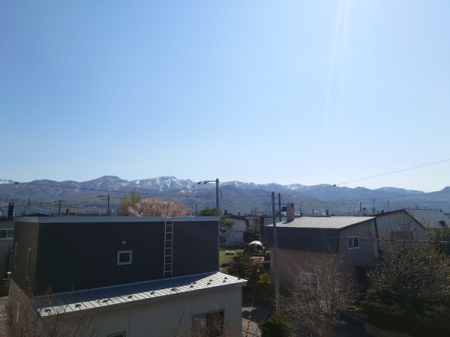 住戸からの眺望写真　天気の良い日はサンルームから手稲山を望めます