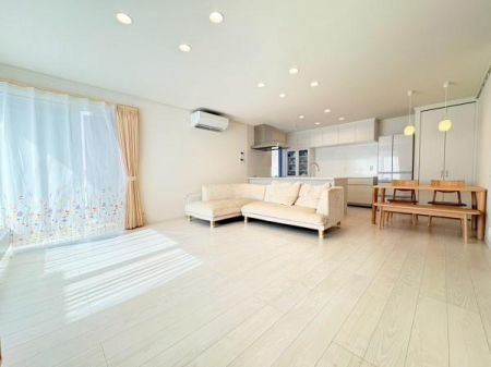 ���r���O�@�쐼�p�����Z�˂œ�����E���]�ǍD�B�Ƒ������R�ƏW�܂�A���邭�J�����̂��郊�r���O��ԁB�ΖʃL�b�`���d�l�ŁA�����������Ƒ��̉�b���e�݂܂��B