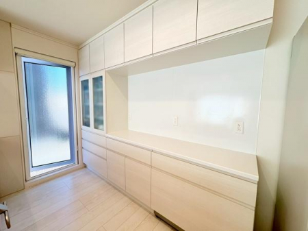 �L�b�`���@�w�ʃJ�b�v�{�[�h�A�݌˒I������A�H��̎��[�X�y�[�X���\���ɂ������܂��B