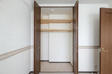 ���[�@��Q���ɂ͉��s���̂�����[�X�y�[�X������܂��B�n���K�[�p�C�v�ƒI������A�ߗނ�G�ߕ����܂Ƃ߂Ď��[�ł��܂��B��������������g����A���p���̍������[�ł��B