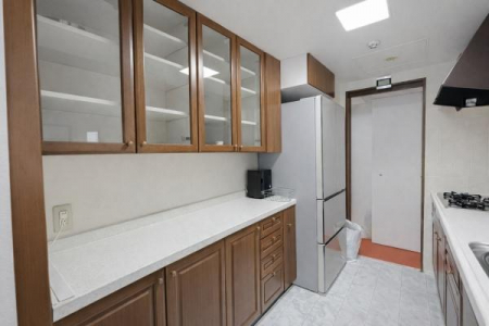 �L�b�`���@�L�b�`���w�ʂɂ͎��[�͂̂���J�b�v�{�[�h��ݒu�ς݁B�H���Ɠd������������[�ł��A��ƃX�y�[�X���m�ۂ��₷���݌v�ł��B���X�̉Ǝ������K�Ɏx������p�I�Ȑݔ��ł��B