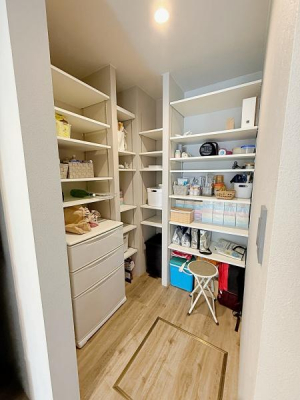 ���[�@�E�H�[�N�C���^�C�v�̃p���g���[�Ŏ��[�͂���B�Ƒ����̐H�ނ���p�i����������ۊǂł��A�݌ɊǗ������₷���݌v�B�ЊQ���̔��~�X�y�[�X�Ƃ��Ă����p�ł��܂��B