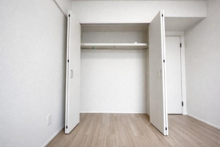 ���[�@�ǈ�ʂ̃N���[�[�b�g�t���B���[�͂������A��������������ۂĂ܂��B