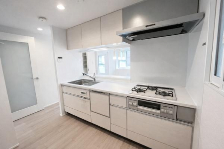 �L�b�`���@�Ζʎ��L�b�`���Ń��r���O�����n����݌v�B3���R�����{���[�L�x�Ŏg������̗ǂ��L�b�`���ł��B