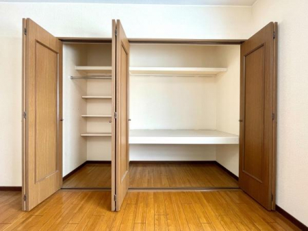 ���[�@�y���I�E���I�����̃��C�h���[�z �ǈ�ʂɍL�����e�ʂ̃N���[�[�b�g�ł��B�z�c�Ȃǂ��u���钆�I�X�y�[�X�ƁA�����̐����ɕ֗��ȉ��I�E�n���K�[�p�C�v������Ă��܂��I