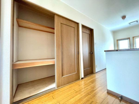 ���[�@�y�Ƒ��ŋ��L�ł���֗��ȃz�[�����[�z 2�K�̘L�������ɐݒu���ꂽ���s���̂��镨���ł��B�|���p���G�ߕ��̉Ɠd�A�X�g�b�N�i�Ȃǂ��܂Ƃ߂ĕۊǂ���̂ɍœK�ł��ˁI