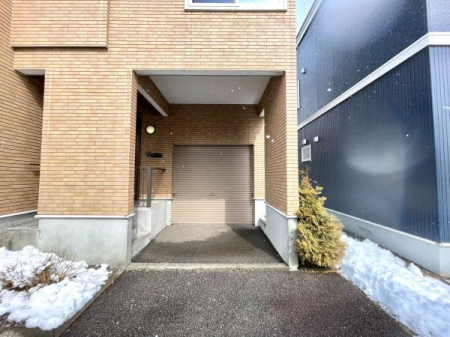 ���ԏ�@�y���Ԃ����V���b�^�[�t���̑g���ԌɁz ���ւ̂����ׂɔz�u���ꂽ�A���֐��̍����K���[�W�� �B�i���̏��Ȃ��݌v�ŃX���[�Y�ȓ��o�ɂ��\�ȋ@�\�I�ȑ���ł��I