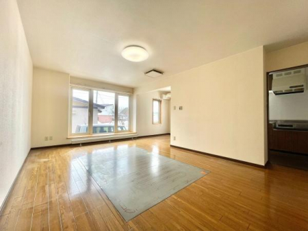 ���r���O�@�y�z���܂��LDK�z �傫�ȑ������������J���������Ղ�̏Z��ԁB�؂̉������������t���[�����O�ƉƋ�z�u�̂��₷����Ƃ�̊Ԏ�肪���͂ł��B�Ƒ������R�ƏW�܂肽���Ȃ�f�G�ȃ��r���O�ł��ˁI