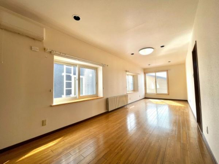 �Q���@�y��Q���ɍœK�Ȃ�Ƃ��ԁz�傫�ȃx�b�h��u���Ă��\���ȍL��������܂��B2�ʂɑ��������������E���ʂ����ɗǍD�ł��B�ǈ�ʂ̑�^�N���[�[�b�g������Ă���ߗނ�ו�����������Ǝ��[�ł��܂��I