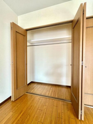 ���[�@�y���I�ƃn���K�[�p�C�v�t���̋@�\�I���[�z �m���̕ǈ�ʂ����p������^�N���[�[�b�g�ł��B��̒����ߗނ��V�����C�ɂ����ۊǂł���n���K�[�p�C�v�ƁA����G�ߕ��̎��[�ɕ֗��Ȗ��I������܂��I