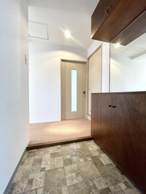 ���ց@�㉺�i�̉��ʔ��͑傫�ȋ��t���ŁA���o�����O�̃`�F�b�N�ɑ劈�􂵂܂��B�E��̃h�A������ʏ��֒��s�ł���̂ŁA�A���̎�􂢓������悢�I���ʂ̗m���ւ����������̂ŁA���ւ��Ȃǂ̐������{���ɃX���[�Y�ł��I