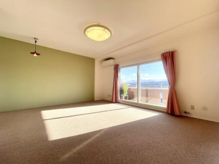 ���r���O�@�쐼�����̑����炵������z�����閾�邢���r���O�ł��B�O�ʂ������Ă���̂ŁA�����܂Ō����͂��₷���̂������B�p�����̂��߉�����̍̌�������A�����͓d�C���炸�ŉ߂����܂��I