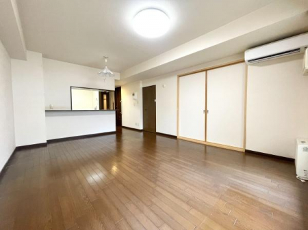 ���n�O�ώʐ^�@�����������F�����̃t���[�����O���L���郊�r���O�_�C�j���O�ł��B�L�b�`���͉�b���e�ޑΖʃJ�E���^�[���̗p���Ă���A�אڂ���a���̈����˂��J�����邱�ƂŁA���L�X�Ƃ�����ԂƂ��Ċ��p���������܂��B