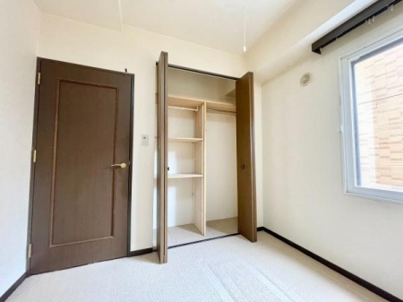 �m���@��6���̍L�����m�ۂ����m���ł��B �N���[�[�b�g���������Ă��邽�߁A���������ő���L�����p�ł��܂��B �k���̑��ɂ̓J�[�e���{�b�N�X���ݒu����Ă���A�C���e���A���X�b�L���Ɖ��o�ł��闎����������Ԃł��B