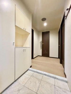 ���ց@������Ƃ������������ӂ�錺�ւł��B ��e�ʂ̉��ʔ�������Ă���Ƒ��S���̌C���X�b�L�����[�\�B�オ��y�ɂ͍������̂���Ζڒ��̃f�U�C�����̗p���A�Z�܂��̊�Ƃ��ď㎿�ȋ�Ԃ����o���Ă��܂��B