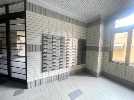 �G���g�����X�@�G���g�����X���ɂ́A�e�Z�ː�p�̏W���|�X�g�����R�ƕ���ł��܂��B �v���C�o�V�[�����_�C�������t���ŁA�h�Ɩʂ����S�ł��B �^�C���\��̕ǖʂ⏰�ʂ��������ۂ���Ă���A�Ǘ��̐��̗ǂ������������܂��B