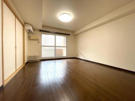 ���r���O�@�|���o�����̂��郊�r���O�ł��B�����������F�����̃t���[�����O�ŁA�Ƌ�̔z�u�����₷���`�B���[���t���ŁA�G�A�R���ƒg�[�@���������Ă��܂��B