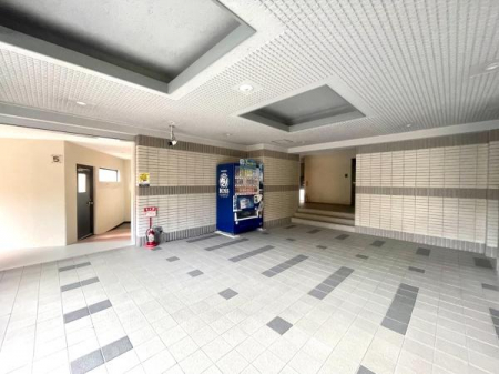 �G���g�����X�@��Ƃ肠��L�������͂̋��p�G���g�����X�ł��B�^�C���\��̕ǖʂ��������������͋C�����o���A���|���s���͂��Ă��܂��B�~�n���ɂ͎����̔��@���ݒu����Ă���A������Ƃ����ۂɂ��֗��ȏZ���������Ă��܂��B