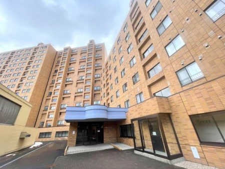 ���̑����n�@�u���E���̃^�C���\�肪�ڂ������A�d�������ӂ��O�σf�U�C���ł��B���p���̃G���g�����X��������ꂢ�Ɉێ�����Ă���A�Ǘ��̐��̗ǂ����f���܂��B���M�̊X���݂ɒ��a����A�����������Ȃ܂��̃}���V�����ł��B