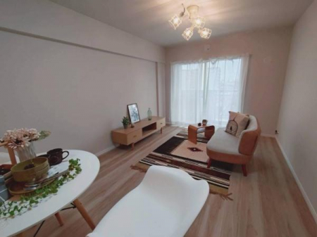 ���r���O�@�k���e�C�X�g�̏Ɩ��Ɩؖڏ������a�����A���났�����ӂ�郊�r���O�B�z������悭�A�����͂��炩�Ȍ��ɕ�܂ꂽ���K�ȋ�Ԃł��B