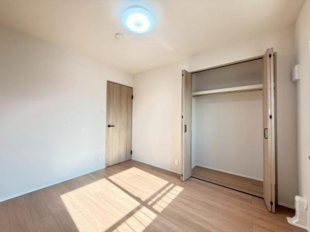 �m���@�N���[�[�b�g�t���Ŏ��[�������m���B�����ǂƃi�`���������ŃV���v���ɂ܂Ƃ܂����A���K�ȋ�Ԃł��B