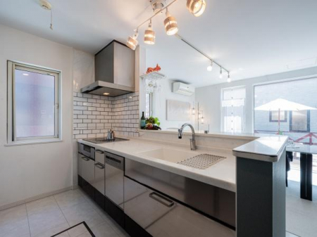 �L�b�`���@�L�b�`����2023�N�ɓ���ւ����Ă���A�R��������̃^�C���Ȃǎ��p���ƃf�U�C�������˔����Ă��܂��B�Ζʎ��Ȃ̂Ń��r���O�̗l�q�������Ȃ����Ƃ��ł��A�����̉Ǝ��������X���[�Y�ł��B