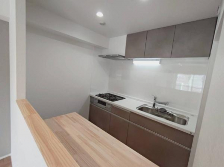 �L�b�`���@�㉺�ɖL�x�Ȏ��[��������V�X�e���L�b�`���B3���R�����Ō����悭�������ł��A�w�ʂ̃J�E���^�[���֗��Ɏg���܂��B
