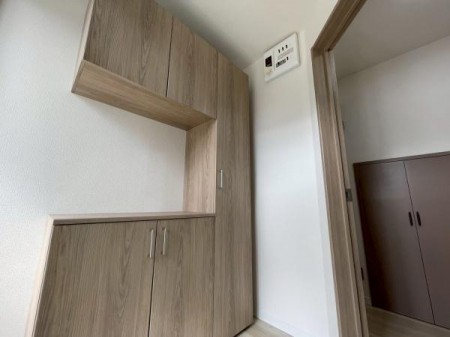 ���ց@�V��߂��܂ł����e�ʂ̃V���[�Y�{�b�N�X��ݒu�B�J�E���^�[�����ɂ͌��Ȃǂ̏�����u���ĕ֗��ł�