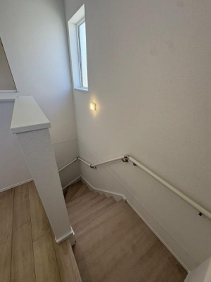 ���̑����ρ@�肷��ƃt�b�g���C�g�t���ň��S�ȊK�i�ł��B�̌��p�̑���������������݁A�ؖڒ��̓��ݔ��D������ۂł��B