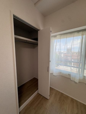 ���[�@�������̍L���𑹂Ȃ�Ȃ��X�����Ȍ`��̎��[�X�y�[�X�B�㕔�܂Ŗ��ʂȂ����p�ł��A������Ԃ��Y��ɕۂĂ܂��B