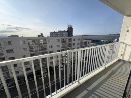 �Z�˂���̒��]�ʐ^�@�L�����]�ޗz������̗ǂ��o���R�j�[�B���E���Ղ�悤�ȍ����������������Ă��炸�A�J����������i�F�ł��B