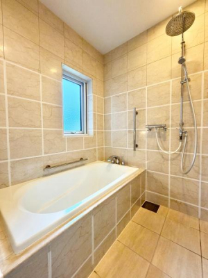 �����@�ǂƏ����^�C���œ��ꂵ���A�㎿���̂���2�K�����B�������Ƃ��������ŁA�����������荞�߂�J���I�ŗ�����������Ԃł��B