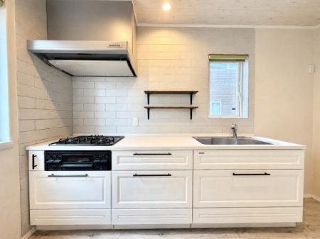 �L�b�`���@�������ɍ�������肪�f����L�b�`���B�O���K�X�R�����ƃO����������A�����̗����𓯎��ɐi�߂��܂��B������̉��ɂ͈��o�����[��z�u�B�ǖʂ̒I�͐H��⒲������u���ȂǁA�g���₷����������H�v���y���߂܂��B
